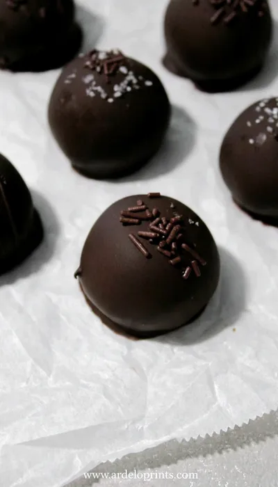 Easy Oreo Balls Recipe - ready to serve